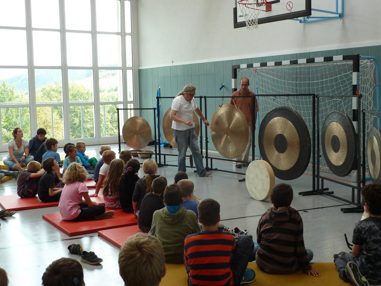 Hörübungen in der Turnhalle
