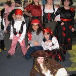 Karnevalsfeier Grundschule Piratenkostüme (vergrößerte Bildansicht wird geöffnet)